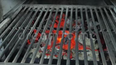 生腊肉是用铁钳放在餐厅的烤架上，以便进一步烹饪